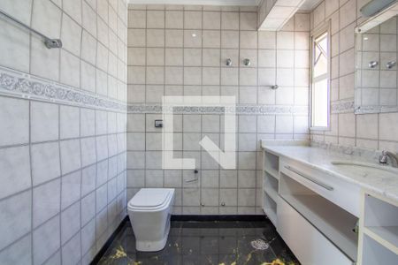 Apartamento à venda com 222m², 3 quartos e 4 vagasBanheiro da Suíte 1