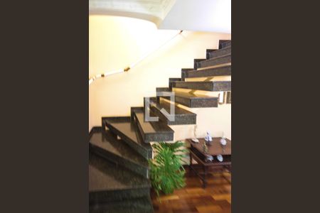 Casa à venda com 200m², 3 quartos e 3 vagasEscada