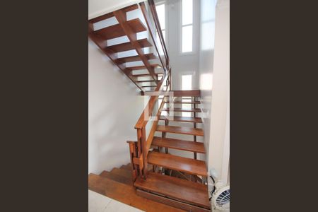 Casa à venda com 201m², 3 quartos e 6 vagas Casa à venda com 201m², 3 quartos e 6 vagasEscada