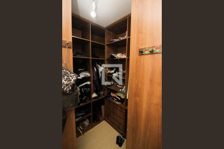 Casa à venda com 201m², 3 quartos e 6 vagas Casa à venda com 201m², 3 quartos e 6 vagasCloset da suíte