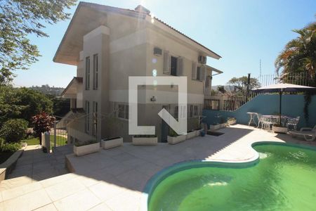 Casa à venda com 201m², 3 quartos e 6 vagas Casa à venda com 201m², 3 quartos e 6 vagasPiscina