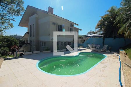 Casa à venda com 201m², 3 quartos e 6 vagas Casa à venda com 201m², 3 quartos e 6 vagasPiscina