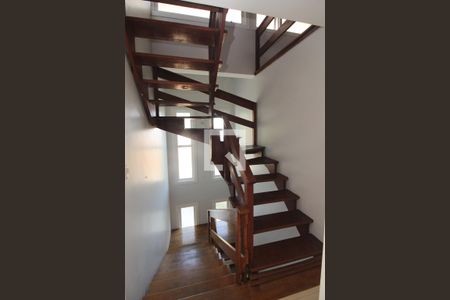 Casa à venda com 201m², 3 quartos e 6 vagas Casa à venda com 201m², 3 quartos e 6 vagasEscada