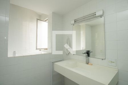Banheiro 1, Pia e espelho com iluminação  de apartamento à venda com 3 quartos, 134m² em Itaim Bibi, São Paulo