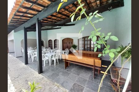 Casa à venda com 200m², 3 quartos e 5 vagas Casa à venda com 200m², 3 quartos e 5 vagasÁrea Externa