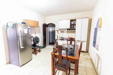 Casa à venda com 200m², 3 quartos e 5 vagas Casa à venda com 200m², 3 quartos e 5 vagasCozinha