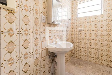 Banheiro de apartamento para alugar com 1 quarto, 34m² em Jardim Dona Leopoldina, Porto Alegre