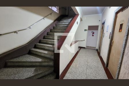 Escada de apartamento para alugar com 1 quarto, 38m² em Boqueirão, Santos