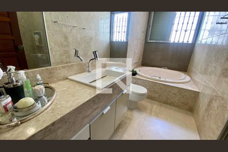 Casa à venda com 434m², 5 quartos e 4 vagasBanheiro Social