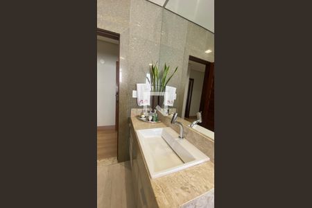 Casa à venda com 434m², 5 quartos e 4 vagasBanheiro Social