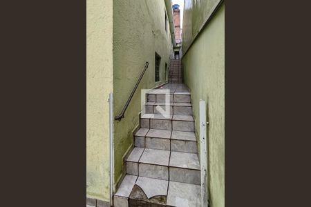 Casa à venda com 100m², 4 quartos e 1 vagaEscada do Corredor Lateral da Casa 1