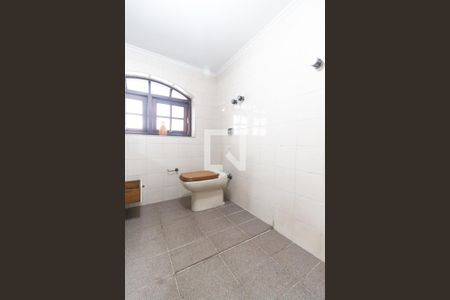 Casa de condomínio para alugar com 400m², 4 quartos e 4 vagas Casa de condomínio para alugar com 400m², 4 quartos e 4 vagasBanheiro de serviço