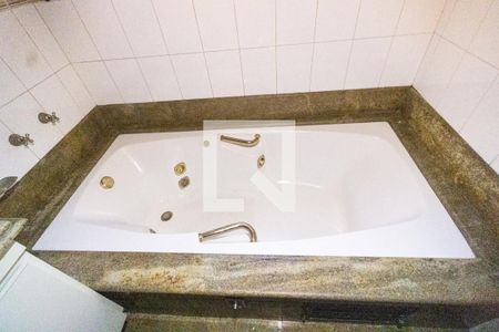 Casa de condomínio para alugar com 400m², 4 quartos e 4 vagas Casa de condomínio para alugar com 400m², 4 quartos e 4 vagasBanheira