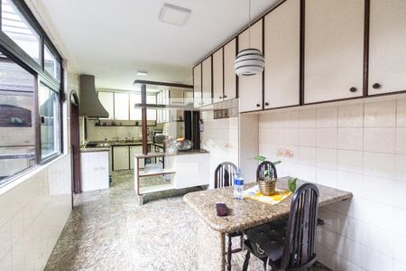 Casa de condomínio para alugar com 400m², 4 quartos e 4 vagas Casa de condomínio para alugar com 400m², 4 quartos e 4 vagasCozinha