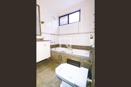 Casa de condomínio para alugar com 400m², 4 quartos e 4 vagas Casa de condomínio para alugar com 400m², 4 quartos e 4 vagasBanheiro