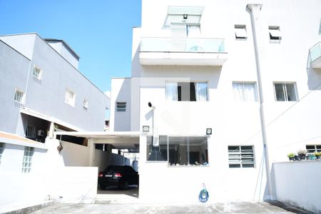 Casa de condomínio para alugar com 177m², 3 quartos e 3 vagasFundos