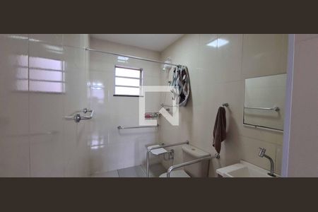 Casa à venda com 136m², 4 quartos e 4 vagas Casa à venda com 136m², 4 quartos e 4 vagasBanheiro 1