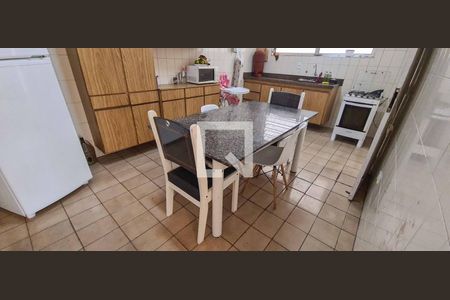 Casa à venda com 136m², 4 quartos e 4 vagas Casa à venda com 136m², 4 quartos e 4 vagasCozinha