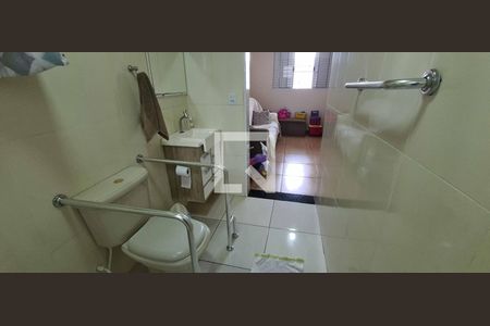 Casa à venda com 136m², 4 quartos e 4 vagas Casa à venda com 136m², 4 quartos e 4 vagasBanheiro 1