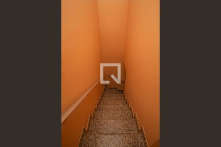 Escada de casa de condomínio para alugar com 2 quartos, 80m² em Piqueri, São Paulo