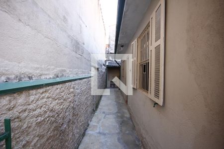 Casa à venda com 200m², 3 quartos e 2 vagasCorredor Quintal Casa 2