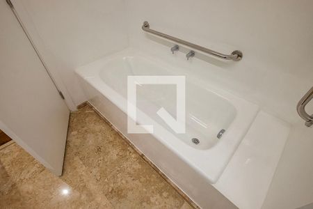 Apartamento à venda com 300m², 4 quartos e 2 vagasSuíte - Banheiro