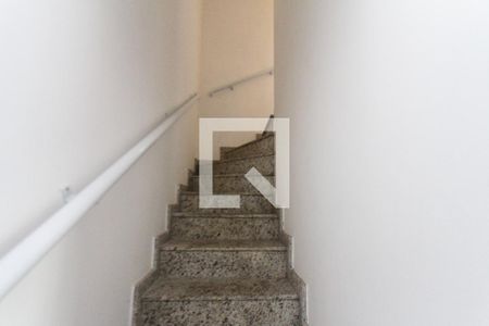 Casa de condomínio para alugar com 112m², 2 quartos e 2 vagas Casa de condomínio para alugar com 112m², 2 quartos e 2 vagasEscada