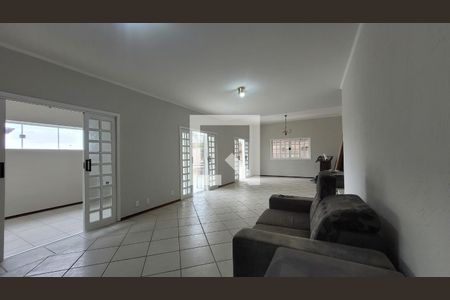 Casa de condomínio à venda com 290m², 4 quartos e 4 vagasSala