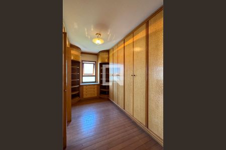 Casa de condomínio à venda com 975m², 4 quartos e 8 vagasCloset da suíte 2