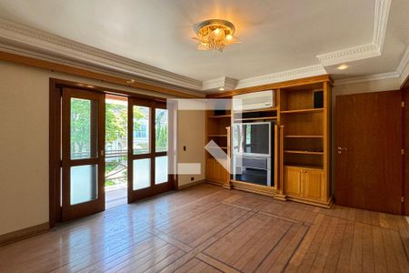 Casa de condomínio à venda com 975m², 4 quartos e 8 vagasSala de TV