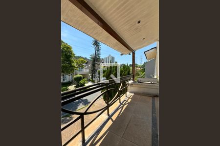 Casa de condomínio à venda com 975m², 4 quartos e 8 vagassacada da Sala de TV