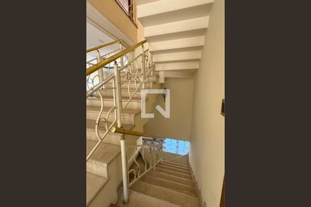 Casa de condomínio à venda com 975m², 4 quartos e 8 vagasEscada