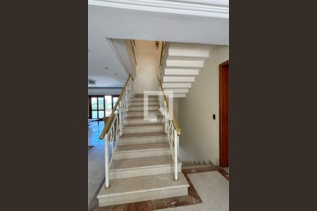 Escada de casa de condomínio à venda com 4 quartos, 975m² em Residencial Cinco (alphaville), Santana de Parnaíba