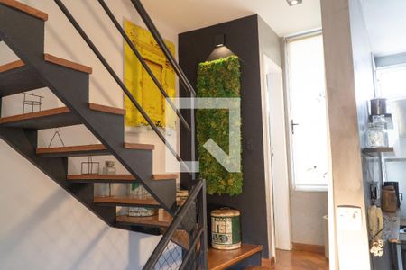 Escada para as suítes e lavabo de casa de condomínio para alugar com 2 quartos, 130m² em Real Parque, São Paulo