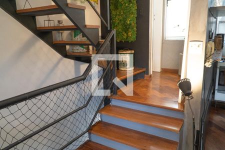 Escada para as suítes e lavabo de casa de condomínio para alugar com 2 quartos, 130m² em Real Parque, São Paulo