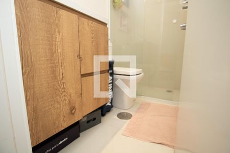 Banheiro 1, armário e louça sanitária de apartamento à venda com 2 quartos, 72m² em Moema, São Paulo