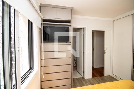 Suite 1, armário e TV de apartamento à venda com 2 quartos, 72m² em Moema, São Paulo