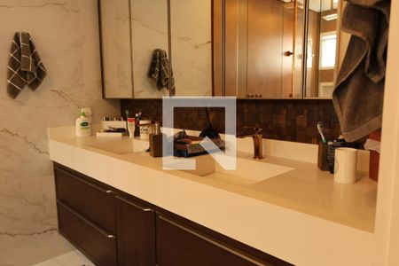 Casa à venda com 296m², 4 quartos e 3 vagasBanheiro da Suíte 1