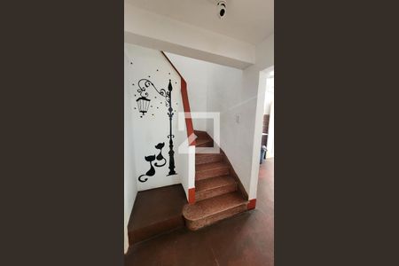 Casa para alugar com 114m², 3 quartos e 1 vaga Casa para alugar com 114m², 3 quartos e 1 vagaEscada