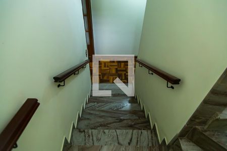 Casa à venda com 226m², 3 quartos e 2 vagasCorredor - Escada