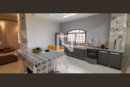 Casa à venda com 300m², 3 quartos e 4 vagas Casa à venda com 300m², 3 quartos e 4 vagasCozinha