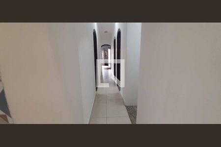 Casa à venda com 300m², 3 quartos e 4 vagas Casa à venda com 300m², 3 quartos e 4 vagasCorredor