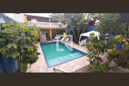 Casa à venda com 300m², 3 quartos e 4 vagas Casa à venda com 300m², 3 quartos e 4 vagasPiscina