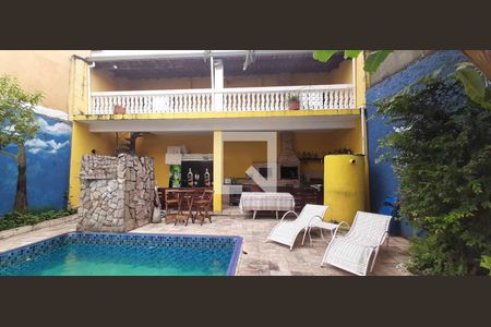 Casa à venda com 300m², 3 quartos e 4 vagas Casa à venda com 300m², 3 quartos e 4 vagasPiscina