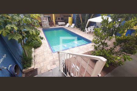 Casa à venda com 300m², 3 quartos e 4 vagas Casa à venda com 300m², 3 quartos e 4 vagasPiscina