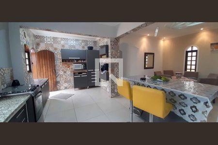 Casa à venda com 300m², 3 quartos e 4 vagas Casa à venda com 300m², 3 quartos e 4 vagasCozinha