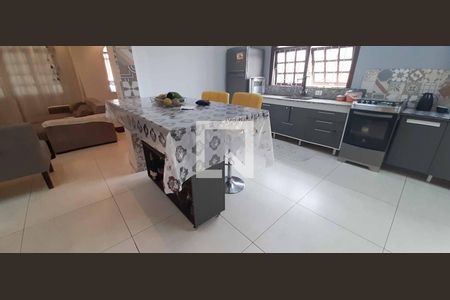 Casa à venda com 300m², 3 quartos e 4 vagas Casa à venda com 300m², 3 quartos e 4 vagasCozinha