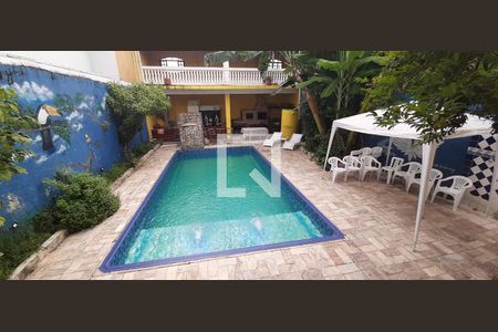 Casa à venda com 300m², 3 quartos e 4 vagas Casa à venda com 300m², 3 quartos e 4 vagasPiscina