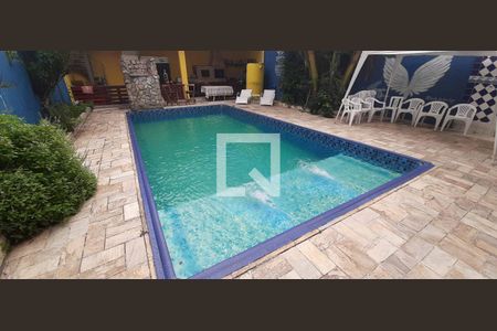 Casa à venda com 300m², 3 quartos e 4 vagas Casa à venda com 300m², 3 quartos e 4 vagasPiscina