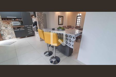 Casa à venda com 300m², 3 quartos e 4 vagas Casa à venda com 300m², 3 quartos e 4 vagasCozinha